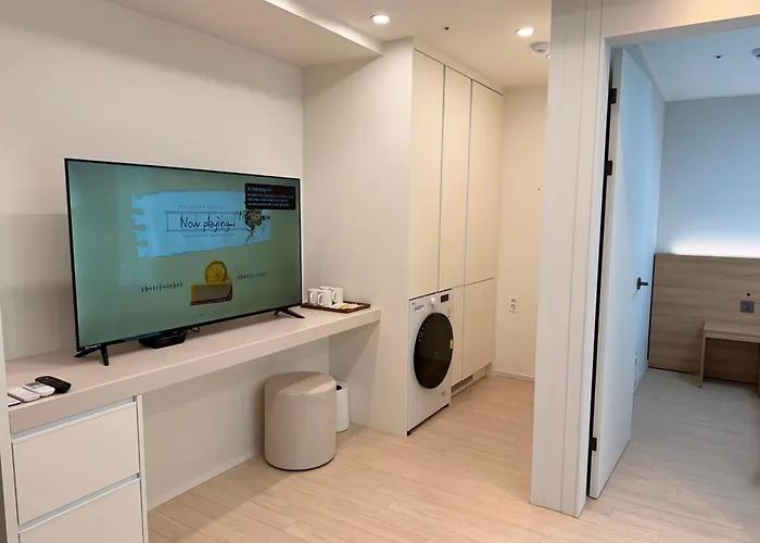 Travelus Myeongdong 트래블어스 명동 4*